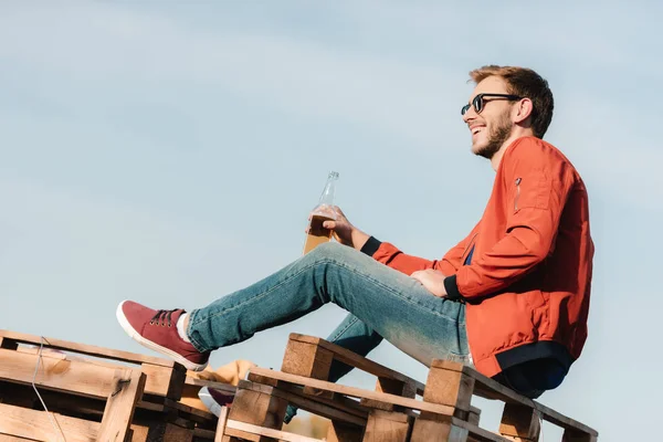 Uomo sorridente con bevanda — Foto Stock