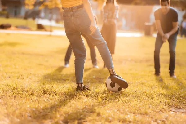 Amici che giocano a calcio nel parco — Foto Stock