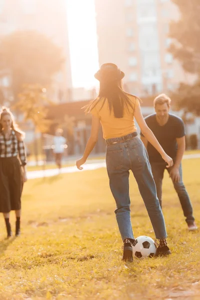 Friends playing soccer in park — Stock Photo, Image
