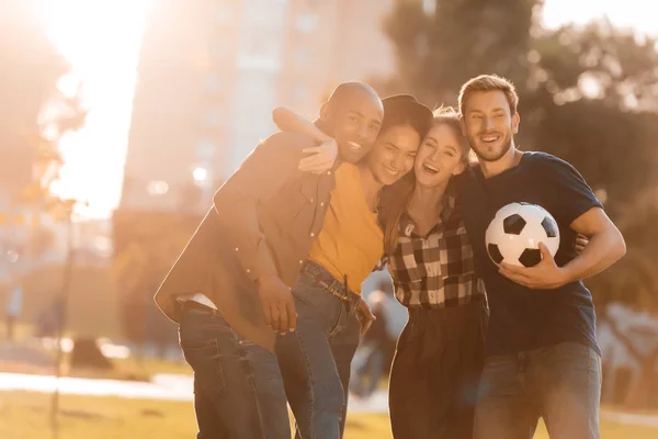 Amigos multiculturales con pelota de fútbol —  Fotos de Stock