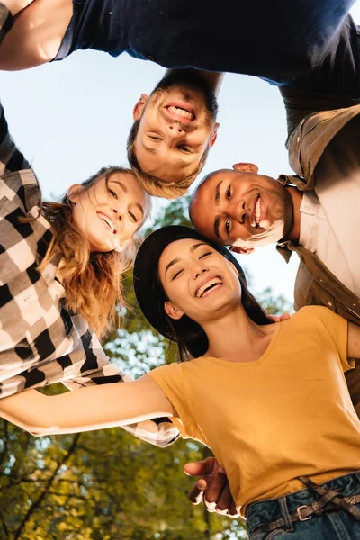 Happy multicultural friends — Stock Photo, Image