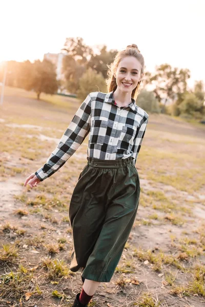 Beautiful woman in autumn park — Stock Photo, Image