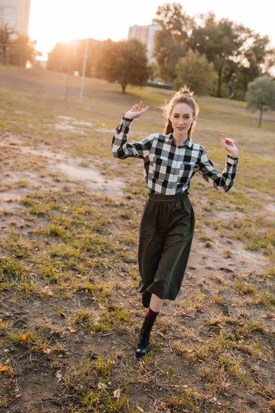 Belle femme dans le parc d'automne — Photo gratuite