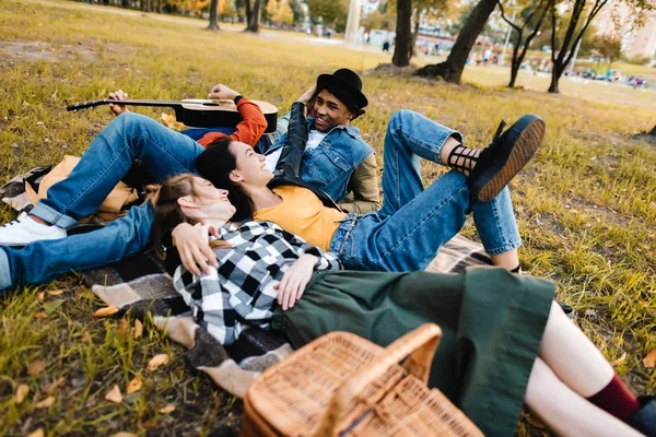 Multikulti-Freunde ruhen sich im Park aus — Stockfoto