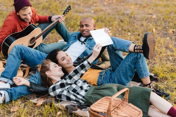 Mångkulturella vänner tar selfie — Stockfoto