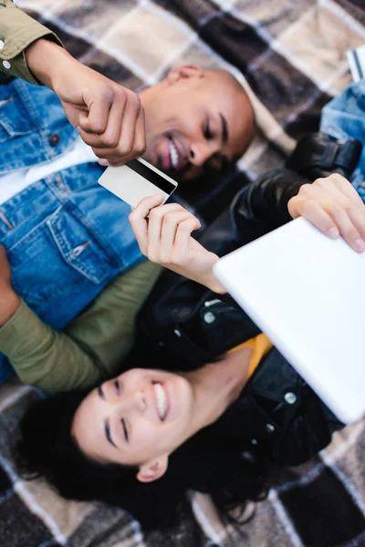 Multikulturelles Paar kauft online ein — Stockfoto