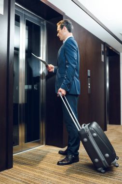 otel Asansör için bekleyen iş adamı