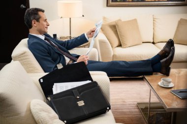 işadamı okuma gazete