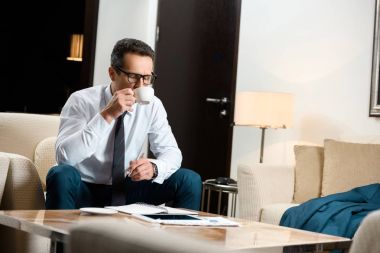 işadamı bardak kahve