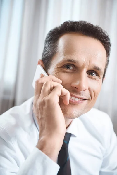 Empresário falando ao telefone — Fotografia de Stock Grátis