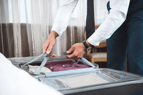 Hombre desempacando maleta — Foto de Stock