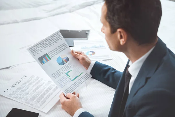 Empresário a ler papelada — Fotografia de Stock