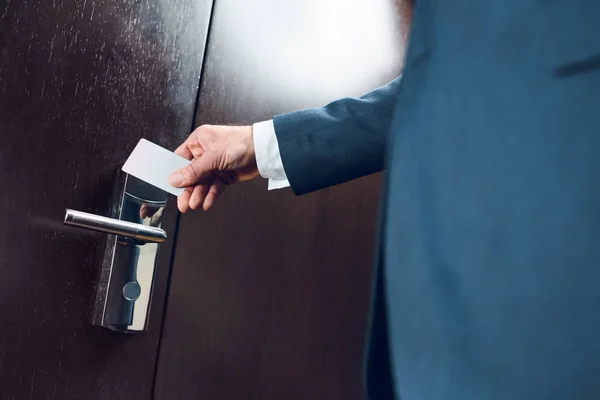 Uomo d'affari apertura porta della camera d'albergo — Foto Stock