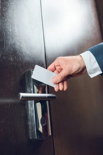 Επιχειρηματίας ανοίγοντας την πόρτα του δωματίου ξενοδοχείου — Φωτογραφία Αρχείου