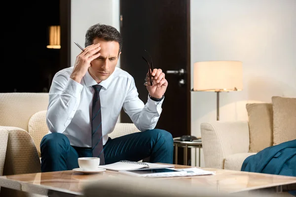 PaperWork üzerinde çalışan iş adamı