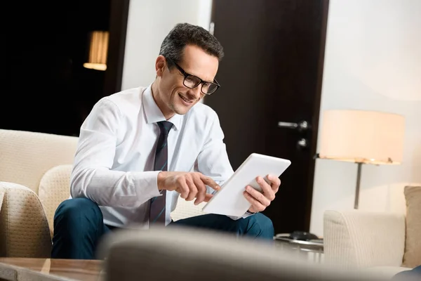 Businessman working with tablet — Stock Photo, Image
