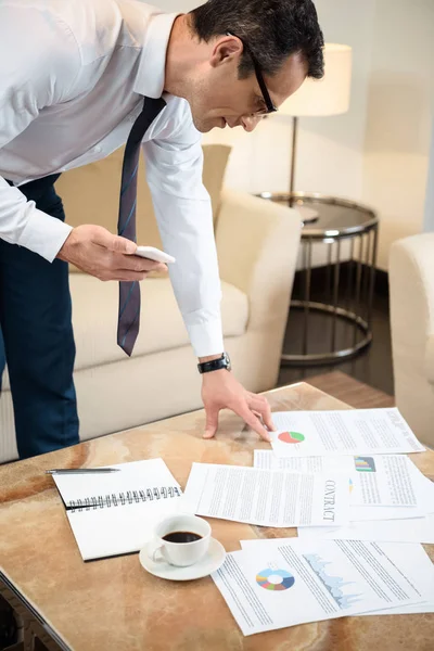 Empresario leyendo papeleo — Foto de stock gratuita