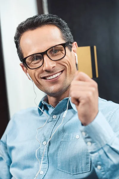 Hombre de negocios con auriculares — Foto de Stock