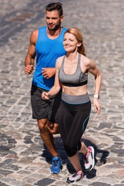 sporcumuz ve şehirde koşu sporcu 