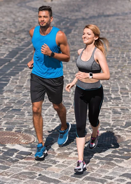 Deporte pareja jogging en ciudad — Foto de Stock