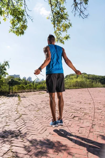 Sportivo che salta sulla corda da salto — Foto stock gratuita