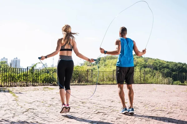 Jumping on skipping ropes — Stock Photo, Image