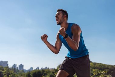 bağırıyor ve zafer kutluyor sporcu 