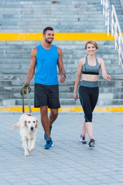 köpek ile yürüyüş spor Çift