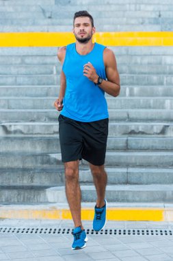 Merdivenlerin üzerinde çalışan sporcu 