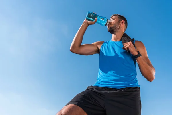 Sportsman drinking water — Stock Photo, Image