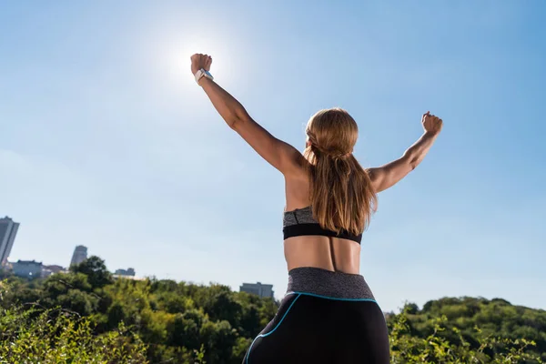 Sportvrouw vieren triomf — Stockfoto