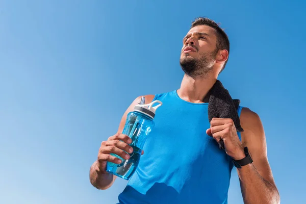 Deportista con toalla y botella deportiva —  Fotos de Stock