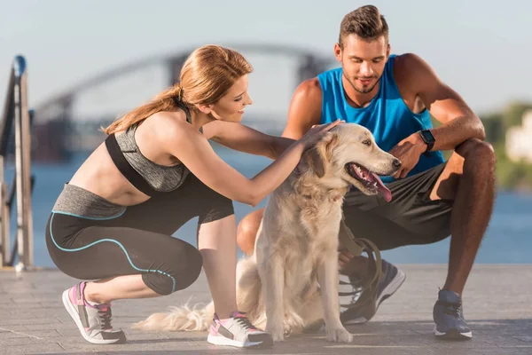 Casal de esportes com cão — Fotografia de Stock