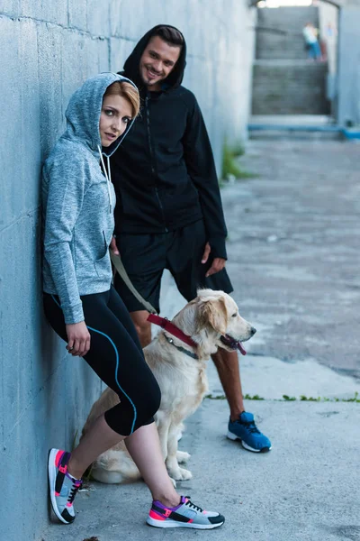 Sportovkyně a sportovce se psem — Stock fotografie zdarma