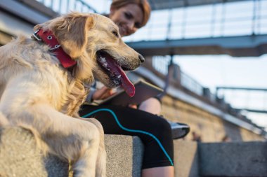 köpekle otururken sporcumuz