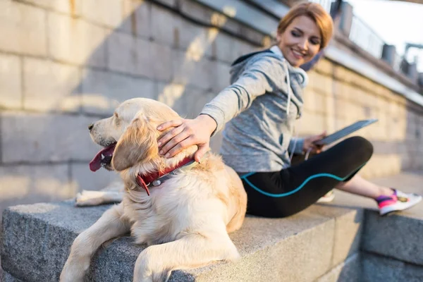 Frau sitzt mit Hund — Stockfoto