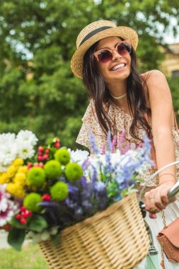 Bisiklet ile güzel kız