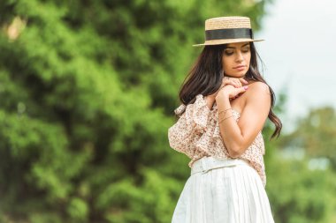 Hasır Şapkalı Güzel Kadın