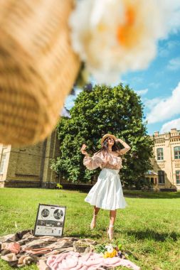 karpuz ile mutlu kız  