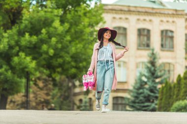 Patenler ile mutlu kız