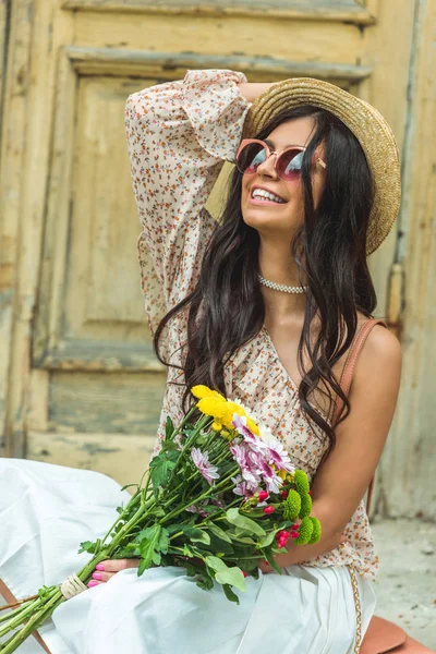 Hermosa chica con ramo de flores — Foto de Stock