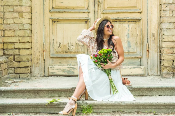 Beautiful girl with bouquet of flowers — Stock Photo, Image