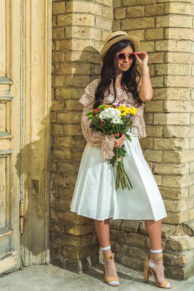 Belle fille avec bouquet de fleurs — Photo gratuite