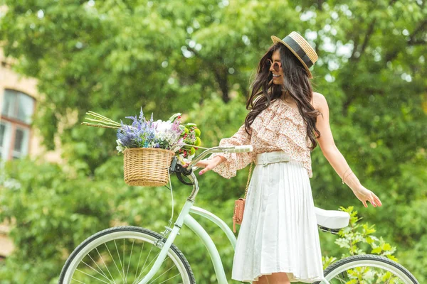 Vacker flicka med cykel — Stockfoto