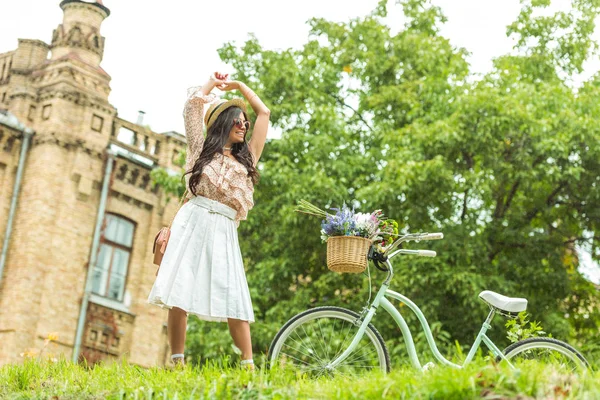 Menina bonita com bicicleta — Fotografia de Stock