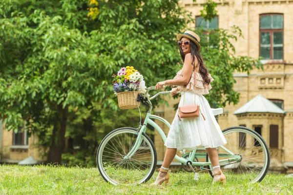 Красивая девушка с велосипедом — стоковое фото