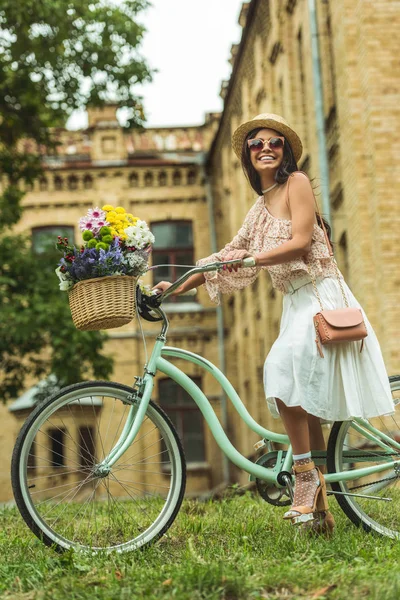 Bisiklet ile güzel kız