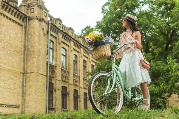 Vacker flicka med cykel — Stockfoto