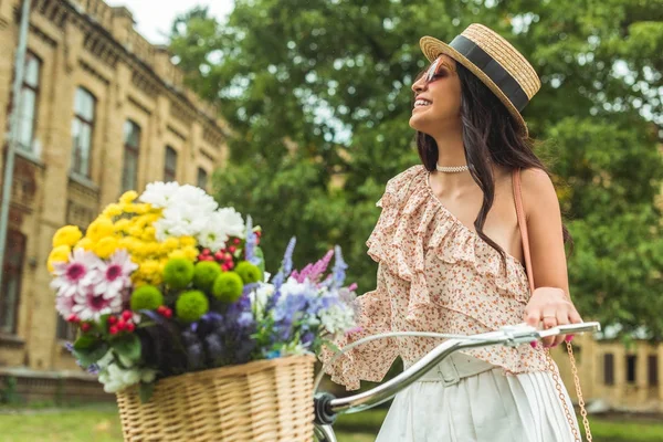 Vacker flicka med cykel — Stockfoto