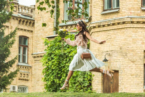 Fille avec des fleurs — Photo